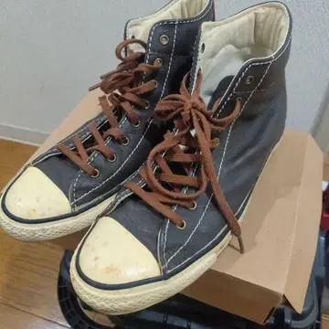 CONVERSE 블랙/빨간색 하이컷 스니커즈