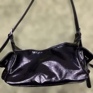 블랙 합성 피혁 숄더백