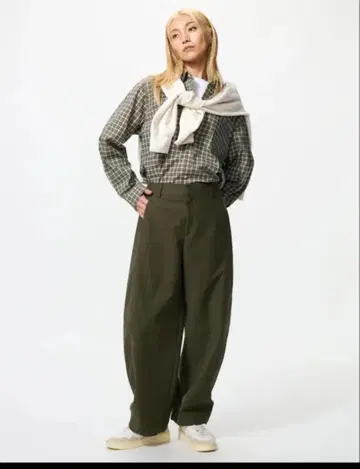 유니클로 저지 배럴 레그 팬츠 XL 올리브 계열 L 사이즈