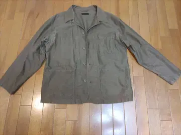 카키색 버튼 달린 자켓