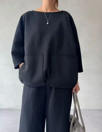 2.2만 이번 시즌 새상품 비어즐리 립플 종이상자 상의 블랙 개럴개런트