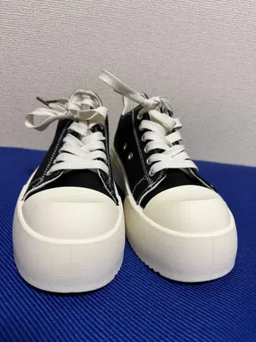 통굽 블랙 화이트 스니커즈