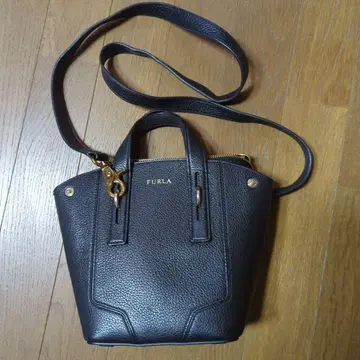 FURLA의 숄더백