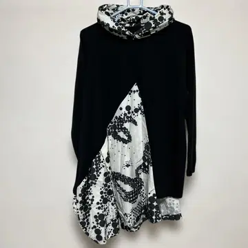 토쿠코 프리미어 볼 아심메트릭 디자인 긴팔 튜닉