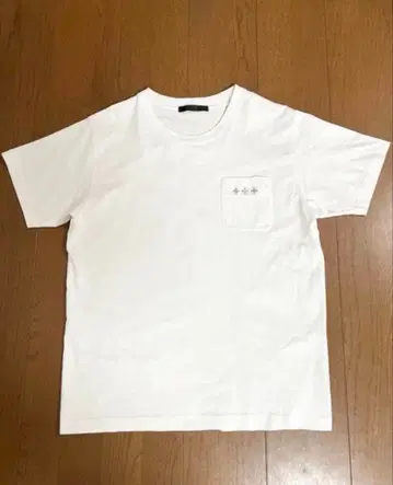 타트라스 2024-25 모델 화이트 T셔츠 왼쪽 가슴 포켓 부착