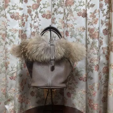 퍼 달린 베이지 핸드백