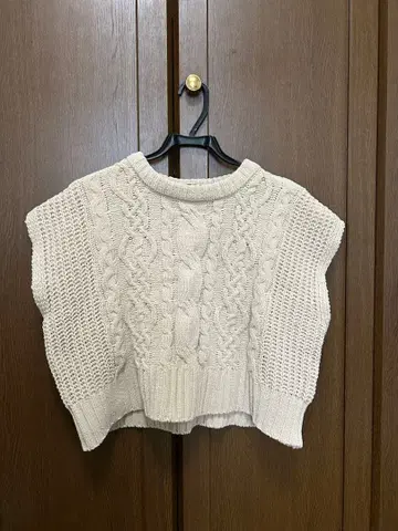 [ 새상품 ] 베이지 케이블 니트 베스트 M