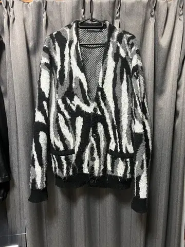 CONFIRM / M 제브라 패턴 가디건