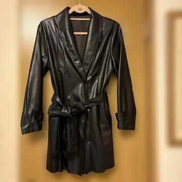 블랙 얇은 소재 인조 가죽 숏코트 벨트 포함 PAJARITO