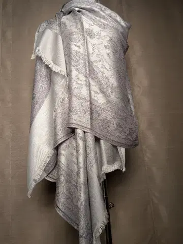 페이즐리 무늬 백은 계열 실크 스톨