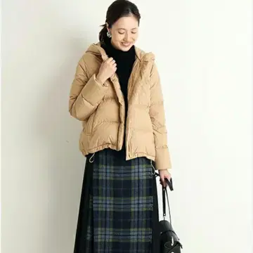 후드 부착 베이지 다운 자켓