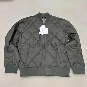 유니클로 화이트 마운티니어링 다운 자켓 M 사이즈