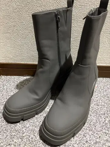 ZARA 그레이 통굽 부츠