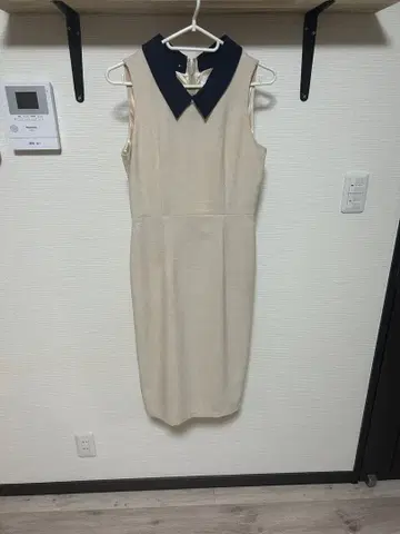 JENNI 카라 부착 슬리브리스 원피스