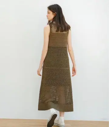 올리브색 슬리브리스 롱 니트 원피스 [ pinue ]