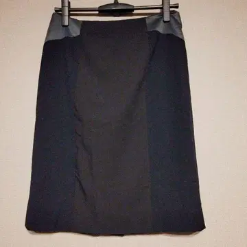 Calvin Klein 블랙과 그레이 타이트 스커트