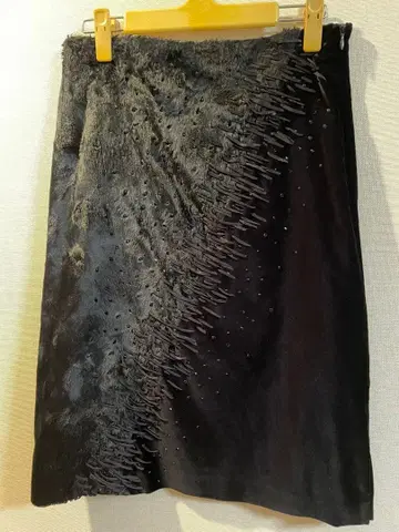 [ genny ] 블랙 미디 스커트 장식 포함