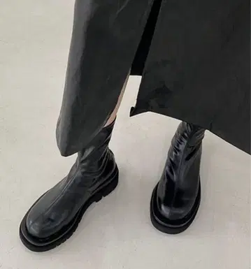 HALEY PESCA / 볼륨 통굽 백 지퍼 숏부츠