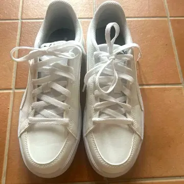 새상품급 PUMA SOFTFOAM 화이트 스니커즈