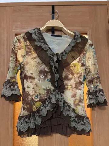 꽃무늬 프릴 상의