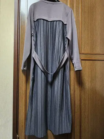 코이비토 미사키 그레이 스트라이프 롱 코트 백 플리츠