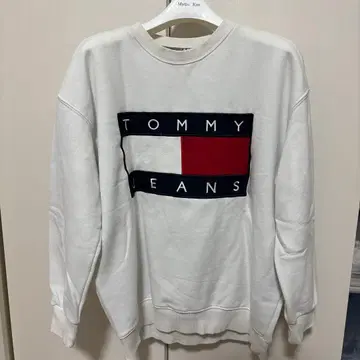 TOMMY JEANS 화이트 크루넥 맨투맨