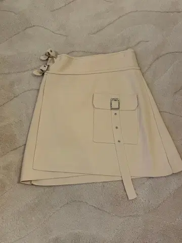 ZARA 크림색 타이트 스커트 버클 포함