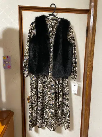 [ 미사용 새상품 ] 페이즐리 무늬 원피스와 퍼 베스트 세트