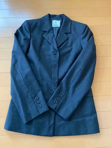 쿠미쿄쿠 다크 그레이 테일러드 자켓과 타이트 스커트 수트 울 소재