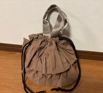 프릴 디자인 베이지 핸드백