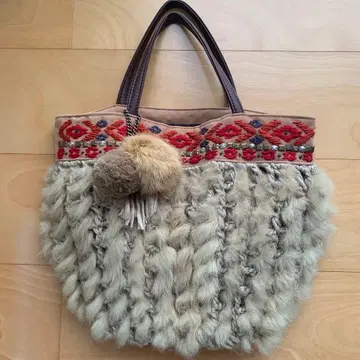 퍼와 자수 핸드백