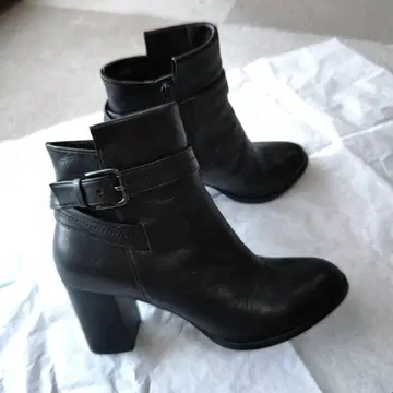 DIANA 블랙 가죽 부티 중간 힐