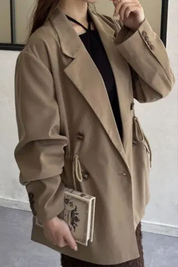 Thevon 허리 드로스트 테일러드 자켓 베이지