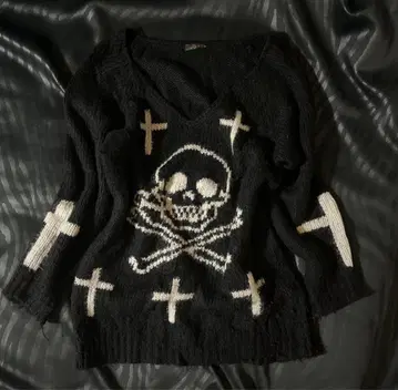 스컬 디자인 V넥 긴팔 니트