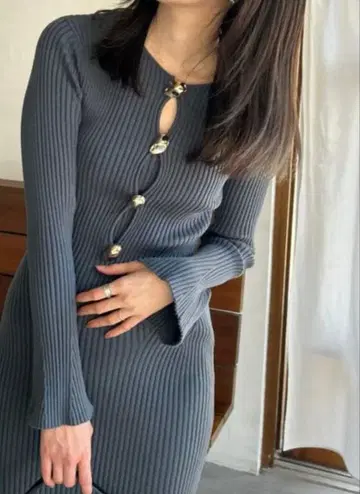 디자인 프론트 버튼 니트 원피스 그레이