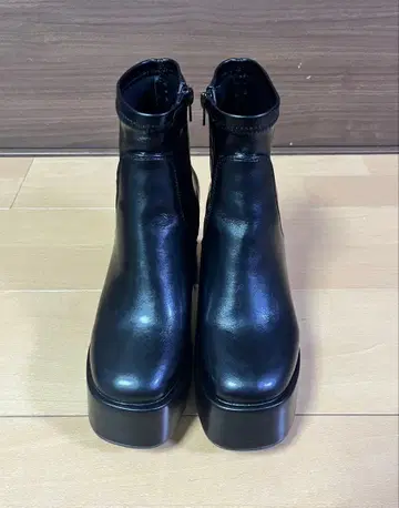 블랙 플랫폼 힐 부츠