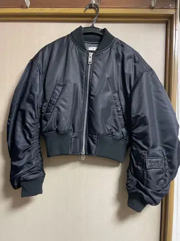 MOUSSY VOLUME CROPPED MA-1 BLK