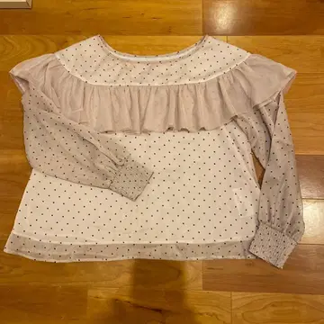 연한 핑크 도트 무늬 프릴 긴팔 셔츠