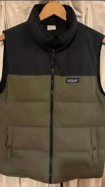 patagonia 다운 베스트 올리브 그린/블랙