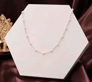 펄과 골드 체인 목걸이