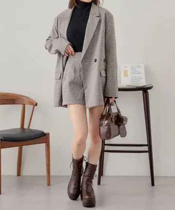 Chico 오버 더블 자켓 + 참 부착 턱 숏팬츠 베이지