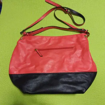 빨간색과 블랙 숄더백