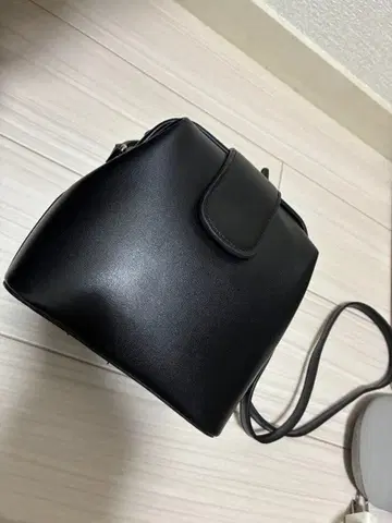 블랙 합성 피혁 숄더백 플랩 포함