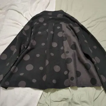 Qreal. 도트 무늬 스탠드 카라 긴팔 셔츠