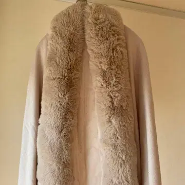 인조 모피가 달린 베이지 숄