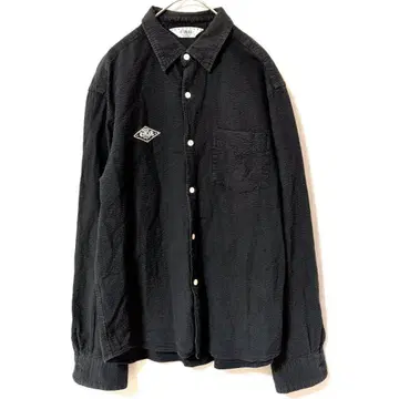 CALEE 블랙 긴팔 셔츠 포켓 부착 자수 로고