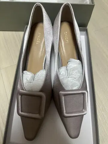 실버 버클 장식 스틸레토 펌프스