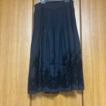 잉게보그 자수 플레어 스커트 블랙