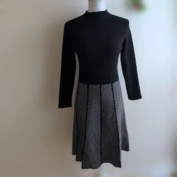 Narcissus 하이넥 헤링본 니트 원피스 블랙 F 사이즈