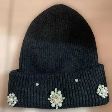 블랙 펄과 스톤 장식 니트 모자